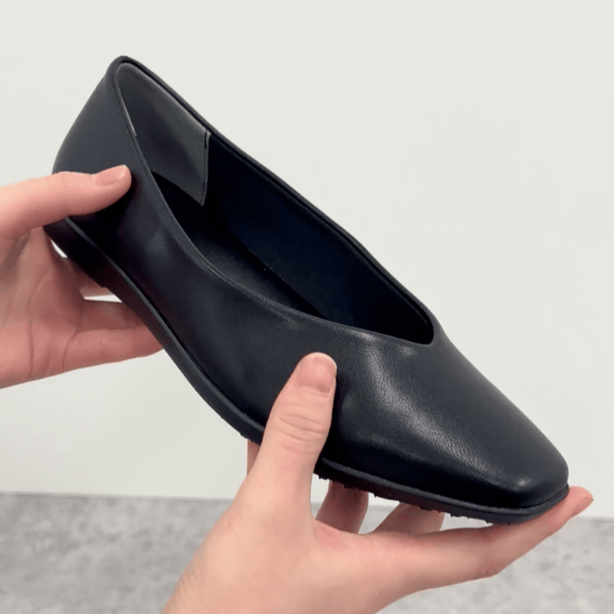 足の動きに合わせてしなやかに曲がるアウトソール。高い屈曲性