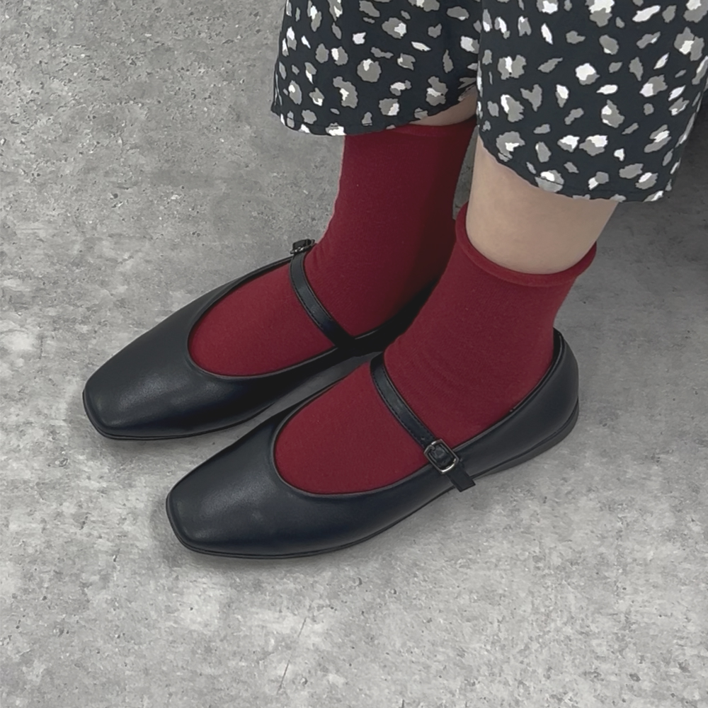 フィット感が増すストラップパンプス